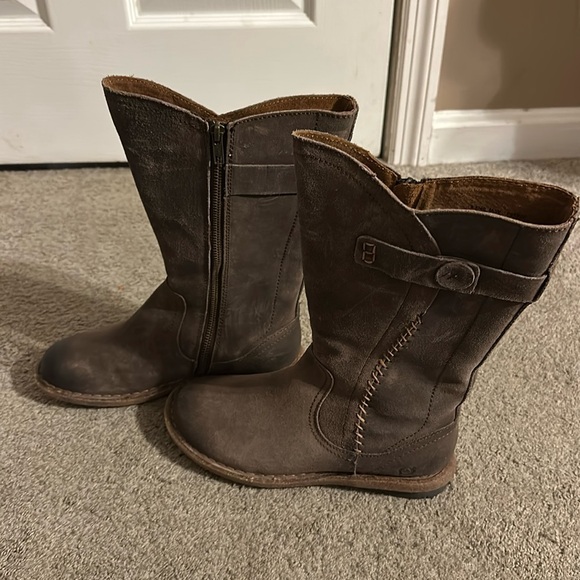 Brown distressed mid calf boots
Born brand, size 8.5 - Picture 1 of 4